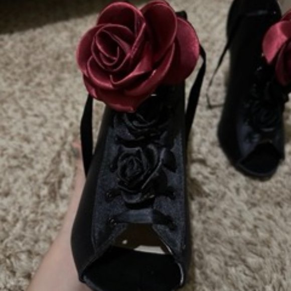 Size 8 Qupid Black Lace-Up Booties with Roses - Picture 4 of 6